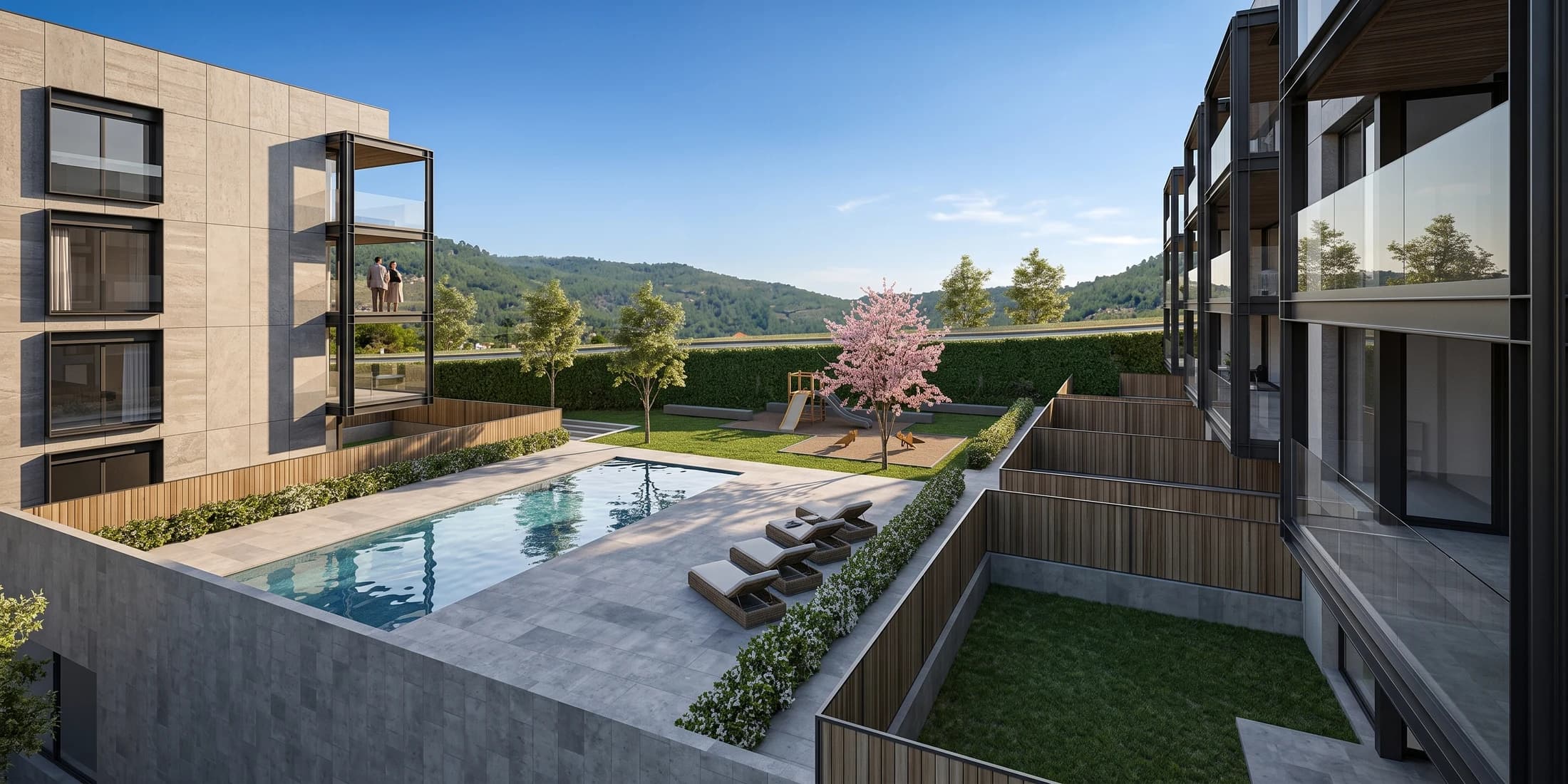 Pati interior amb piscina de la promoció Pou del Glaç, a Olot