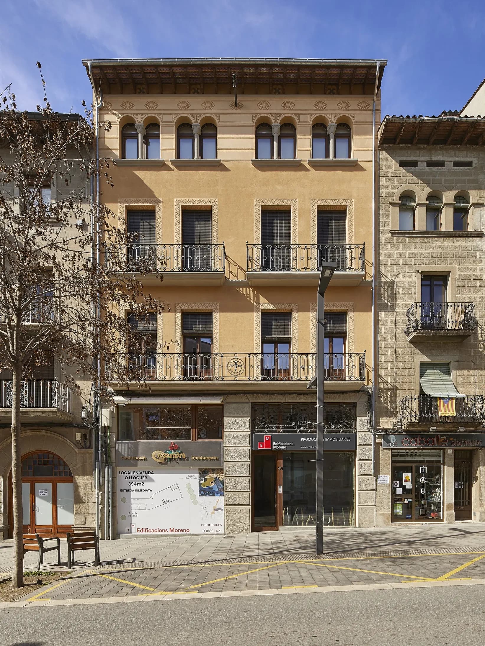 Façana de la seu d'Edificacions Moreno a la Rambla Hospital 30 de Vic, un edifici de promoció pròpia