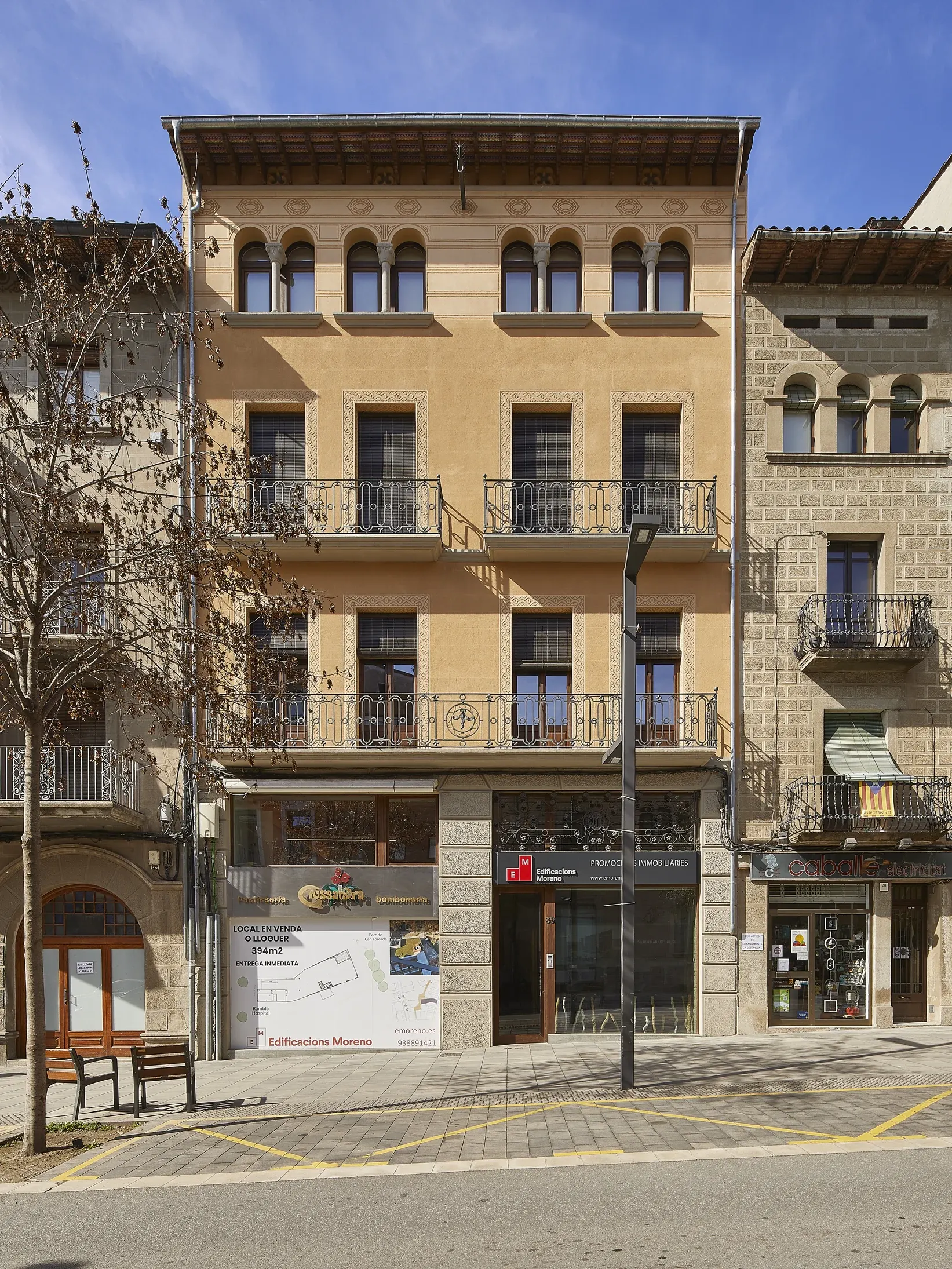Fachada de la sede de Edificaciones Moreno en la Rambla Hospital 30 de Vic, un edificio de promoción propia